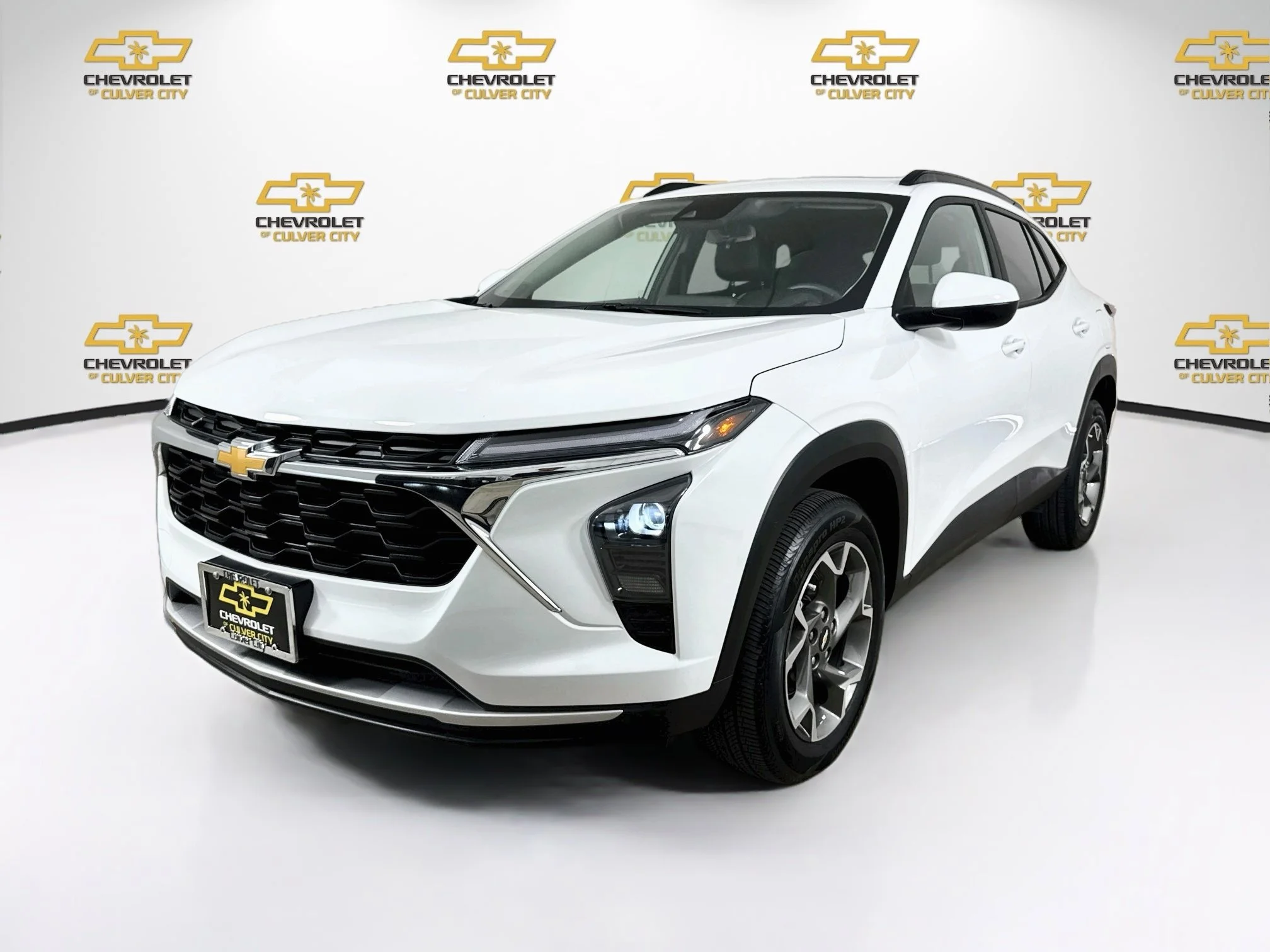 Used 2025 Summit White Chevrolet LT image 3