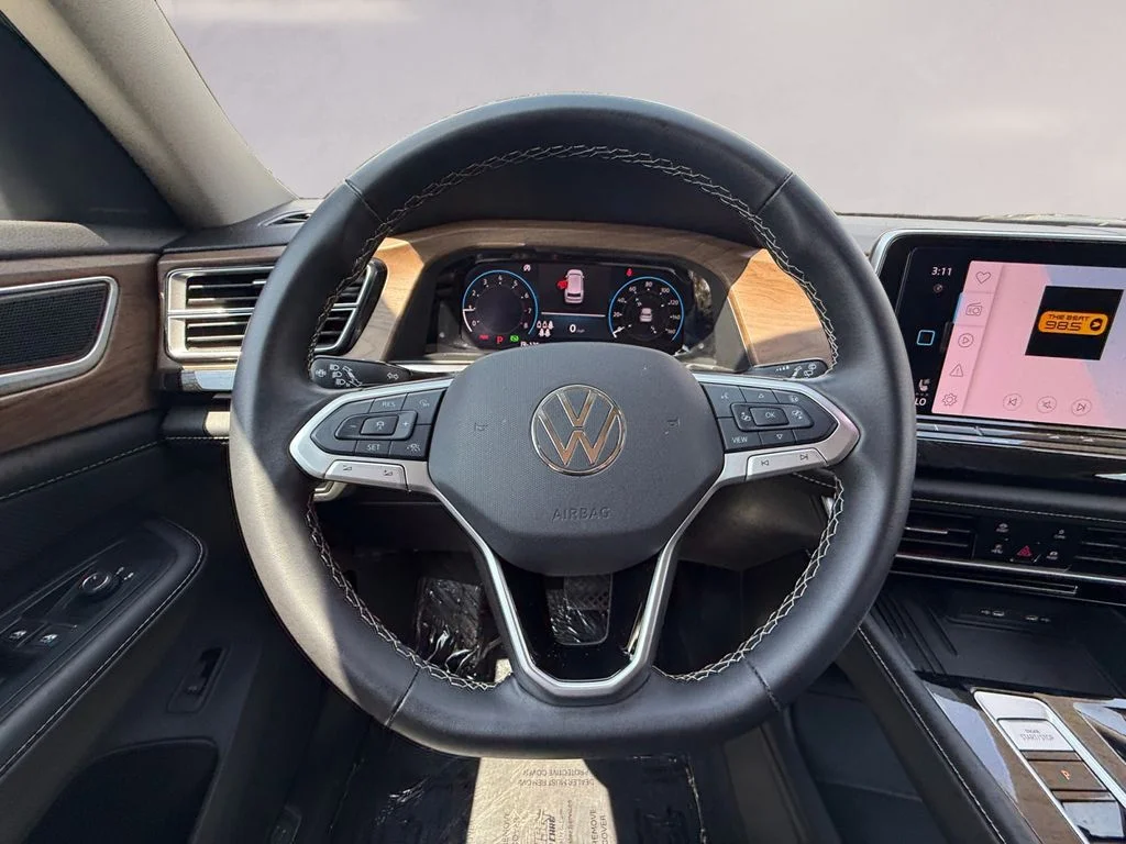 Used 2025  Volkswagen 2.0T SE w/Technology image 13