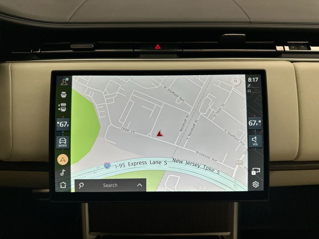 Used 2025  Land Rover SE image 29