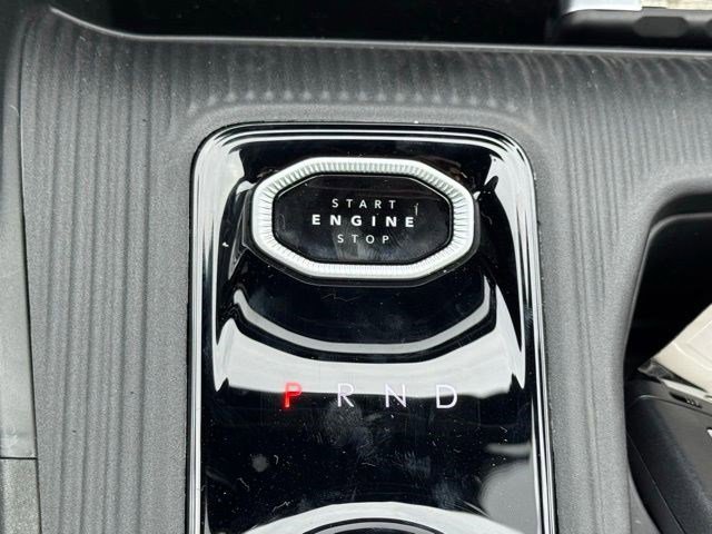 New 2026 Bright White Clear-Coat Exterior Paint Jeep Overland image 25