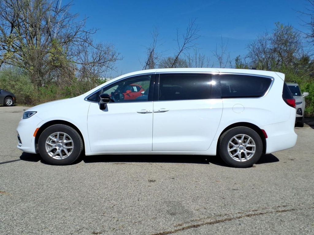 Used 2024 White Chrysler Touring L image 5