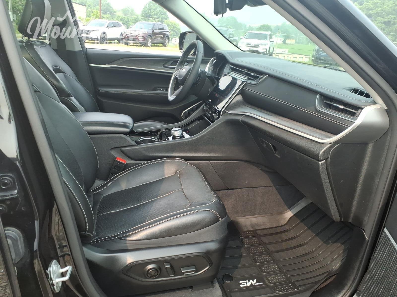 Used 2023 Diamond Black Crystal Pearlcoat Jeep Limited image 17