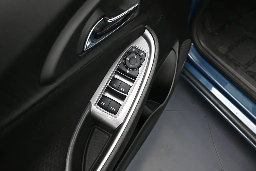 Used 2025 Lakeshore Blue Metallic Chevrolet LT image 13