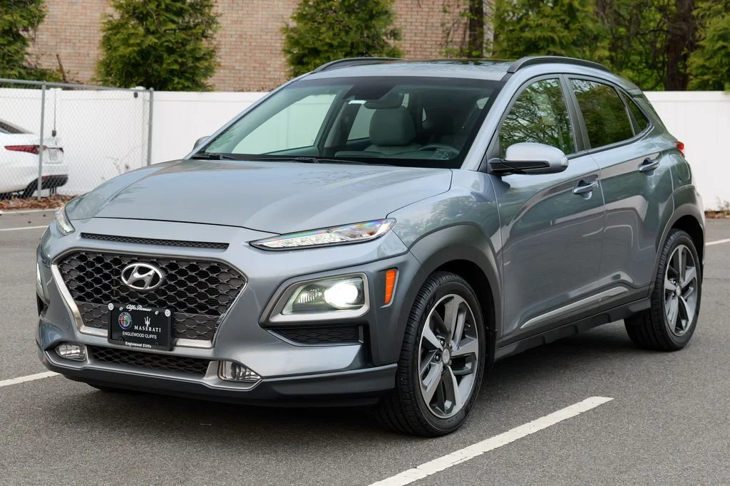 Used 2019 Sonic Silver Hyundai Limited image 3