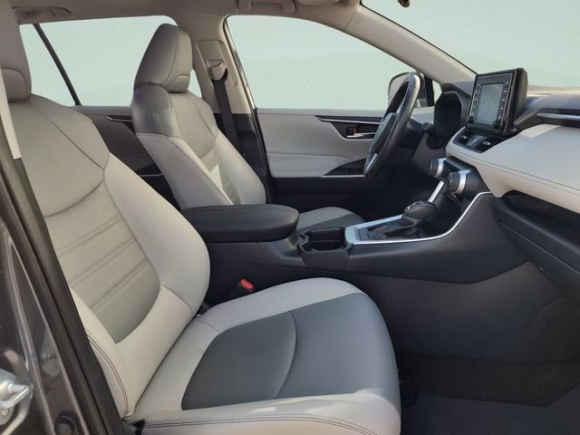 Used 2019 Gray Toyota XLE Premium image 30