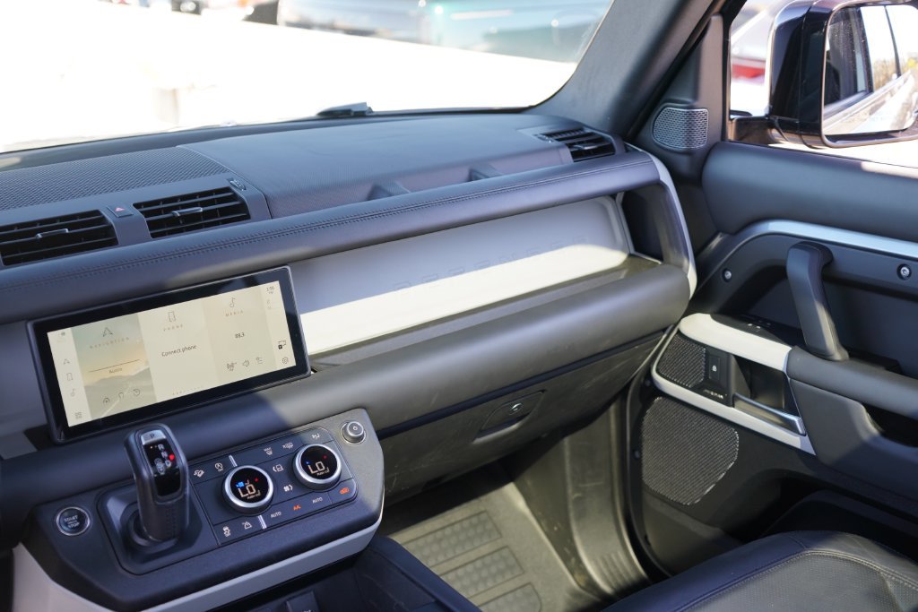Used 2023  Land Rover S image 28