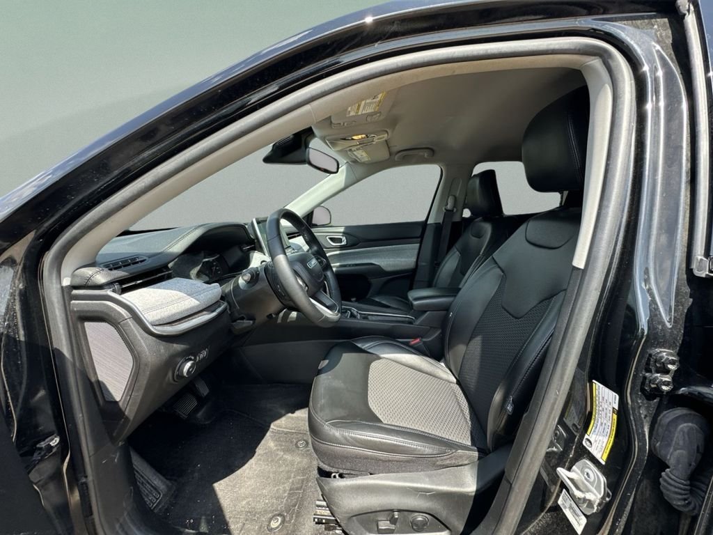 Used 2022 Black Jeep Latitude image 18