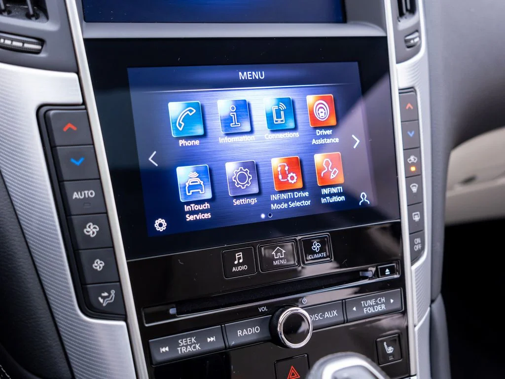 Used 2023 White INFINITI LUXE image 24