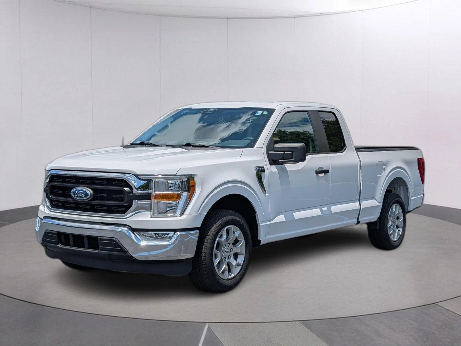 Used 2022 Oxford White Ford XLT image 1