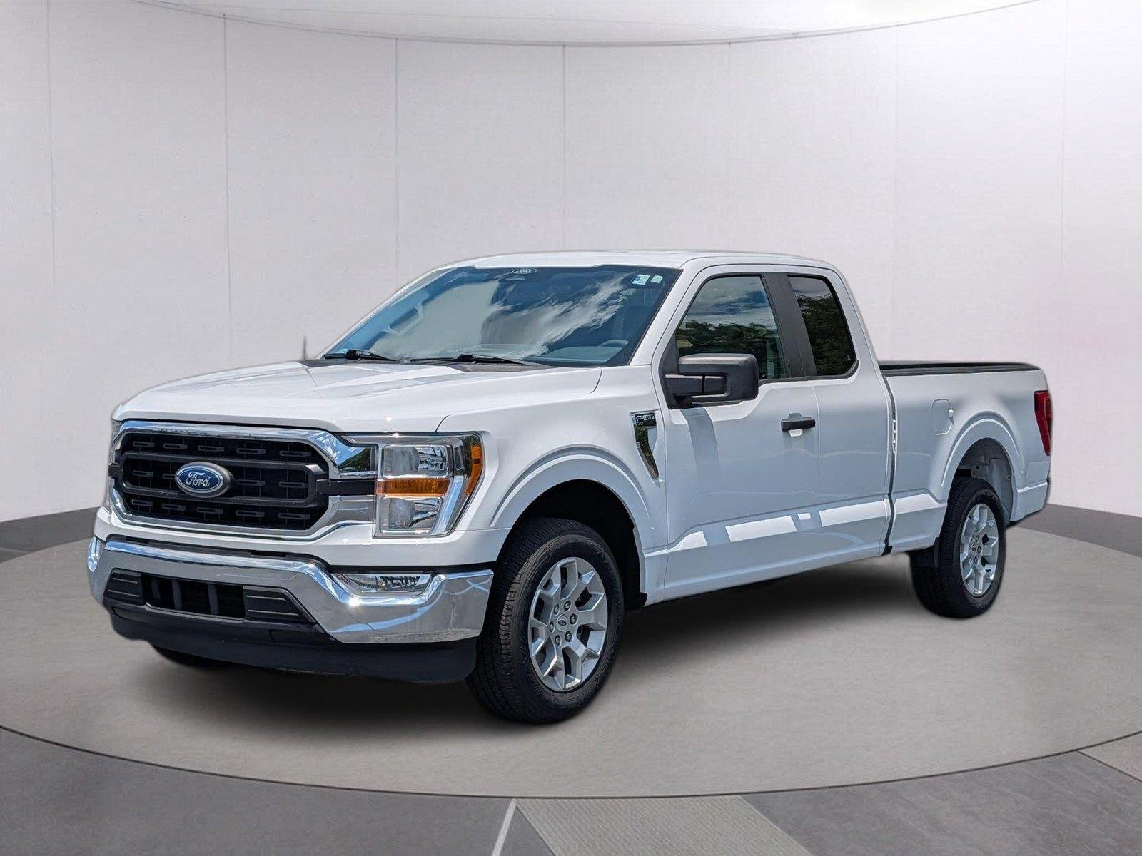 Used 2022 Oxford White Ford XLT image 1