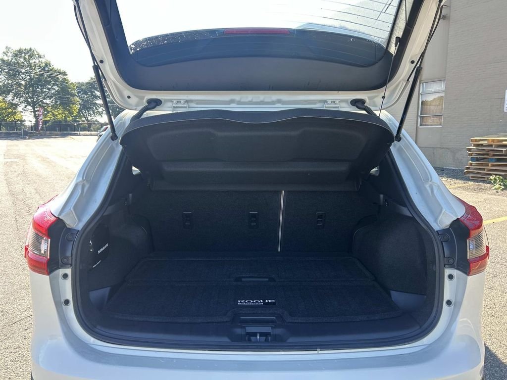 Used 2020 White Nissan SV image 11