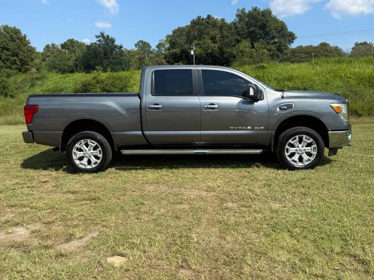 Used 2017 Gray Nissan SV 4x4 4dr Crew Cab image 6