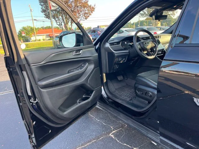 Used 2025 Black Jeep Altitude image 3