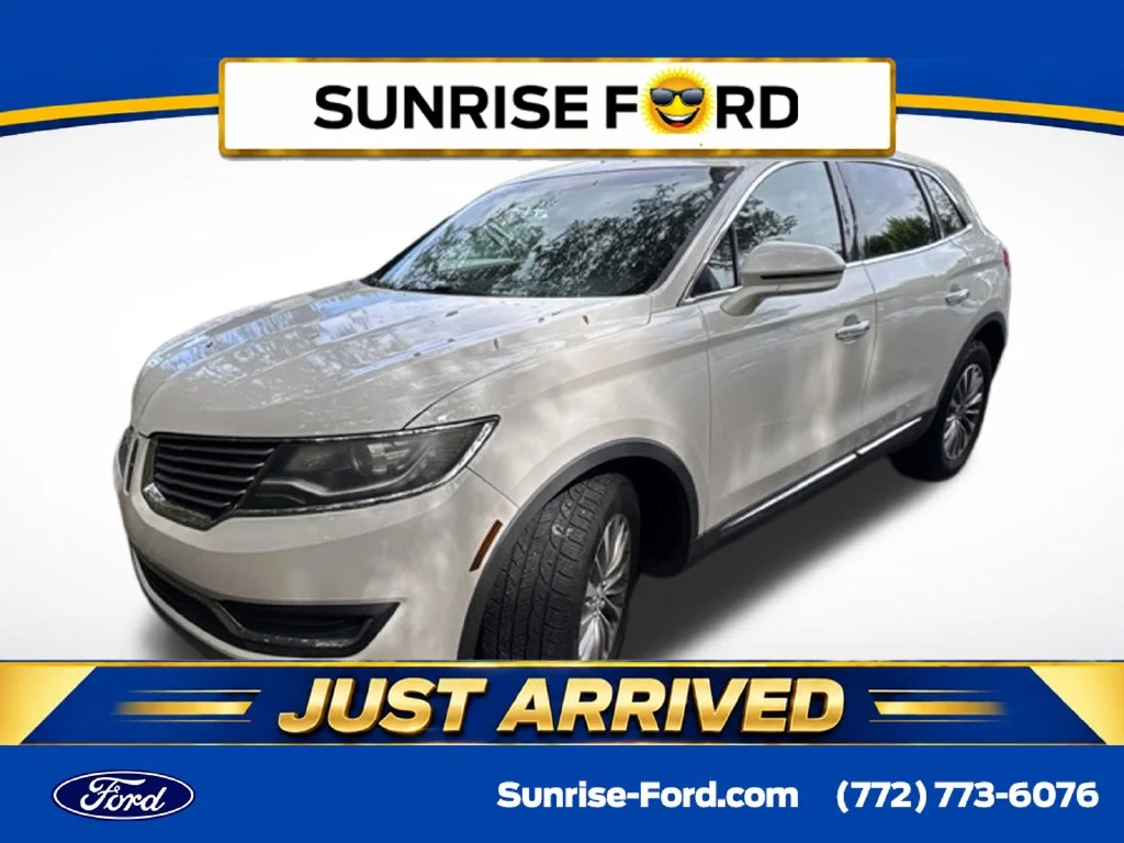 Used 2017 White Platinum Clearcoat Metallic Lincoln Select image 1