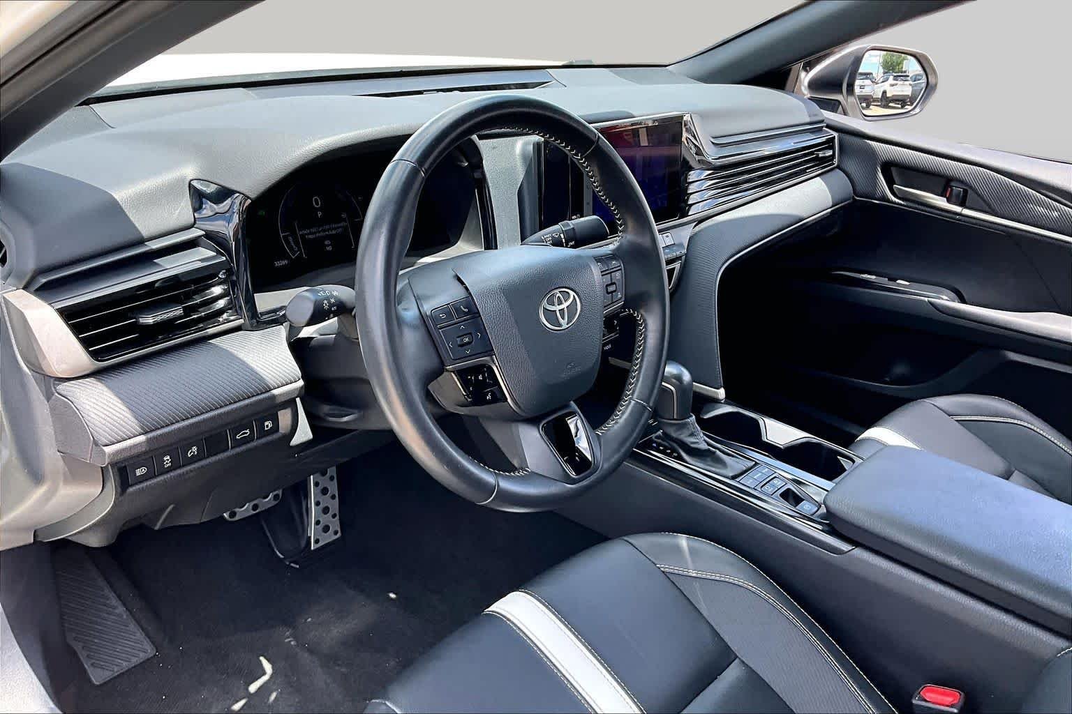 Used 2025 Ice Cap Toyota SE image 17
