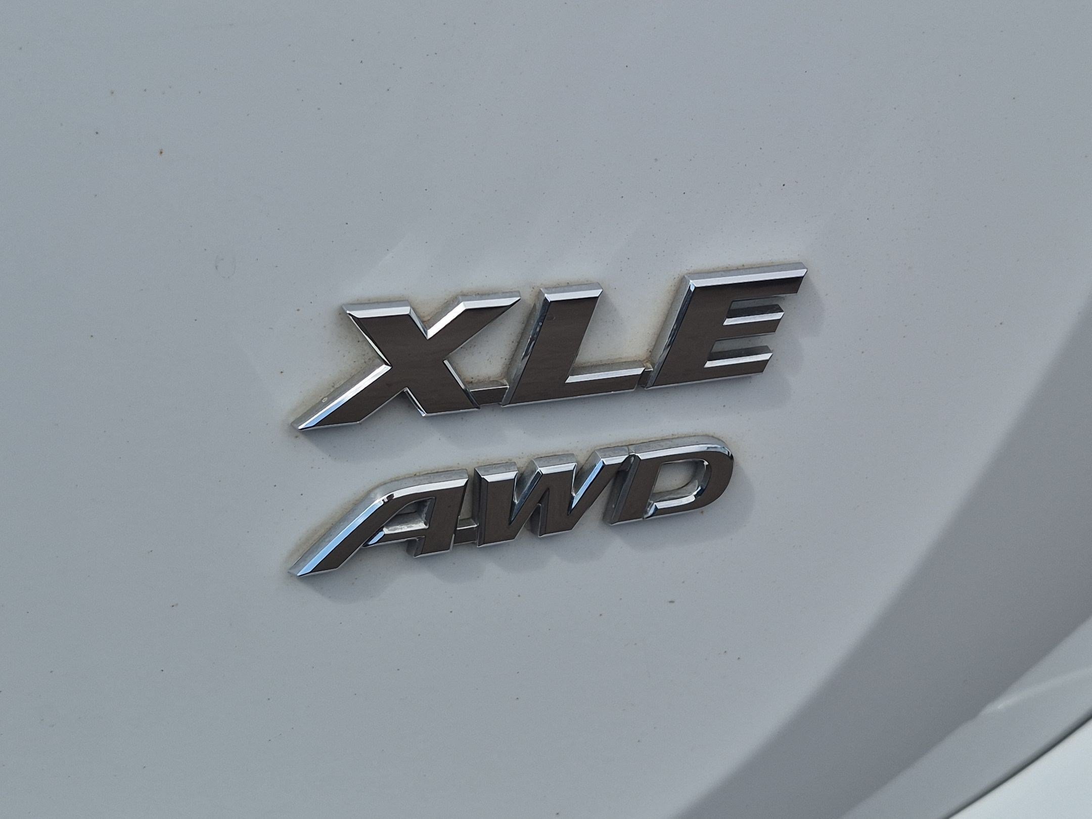 Used 2018 Super White Toyota XLE image 25