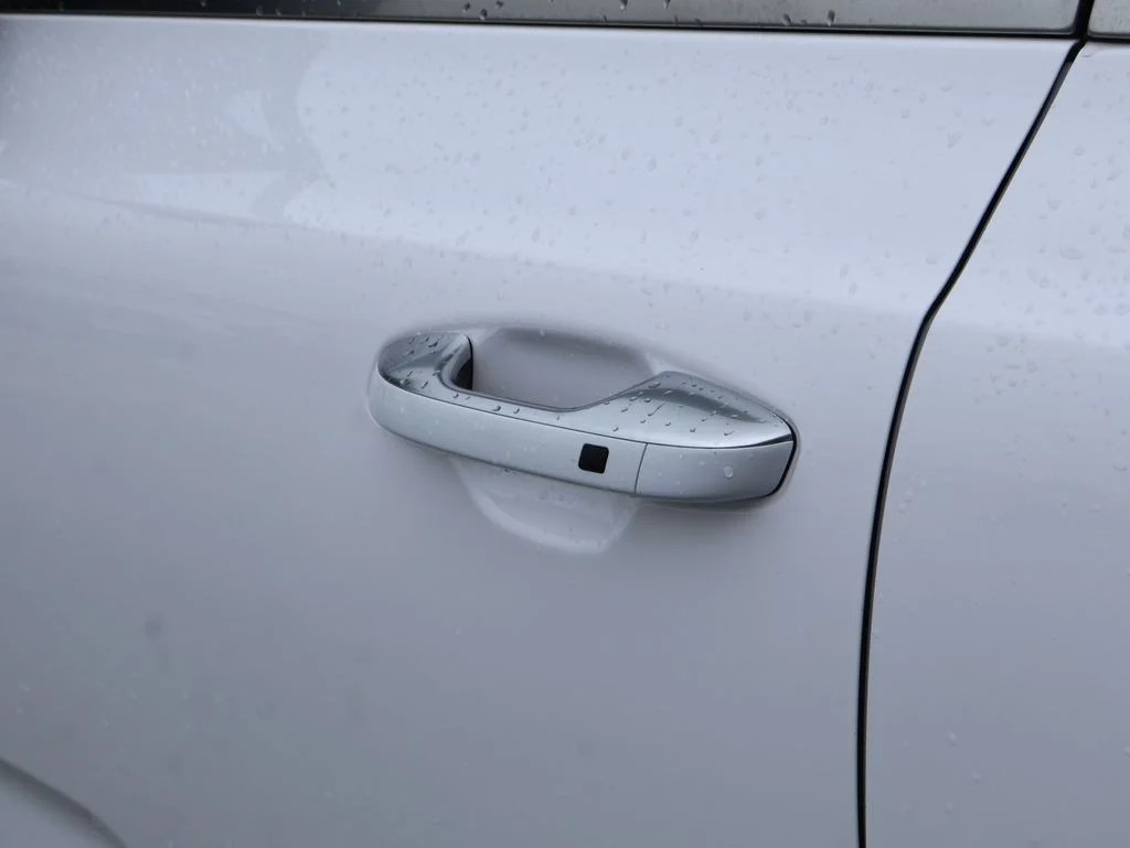 Used 2025 White Kia S image 20