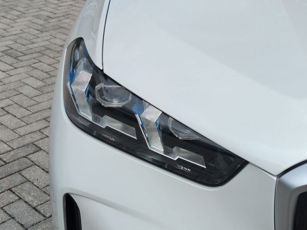 New 2026 White Metallic BMW xDrive40i image 10