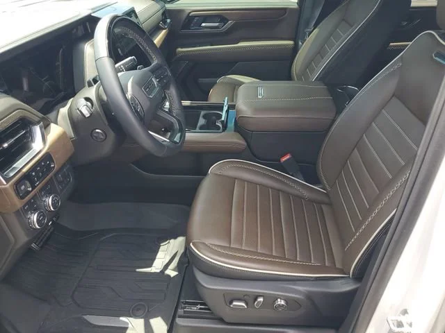 Used 2025 White Frost Tricoat GMC Denali Ultimate image 5