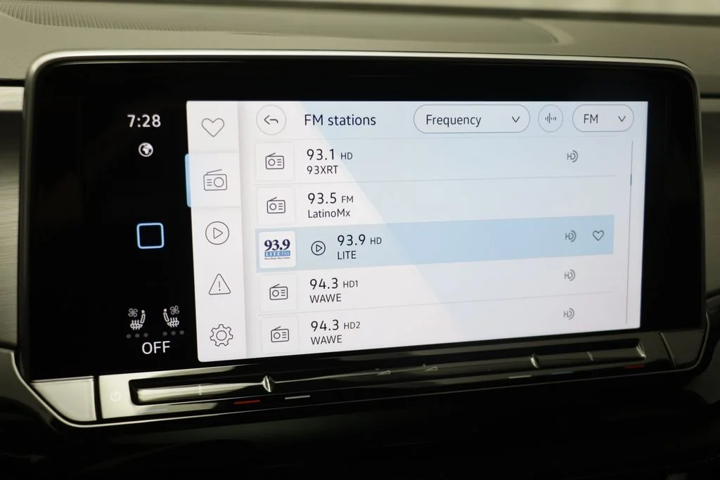 New 2026 Silver Mist Volkswagen SE w/Technology image 9