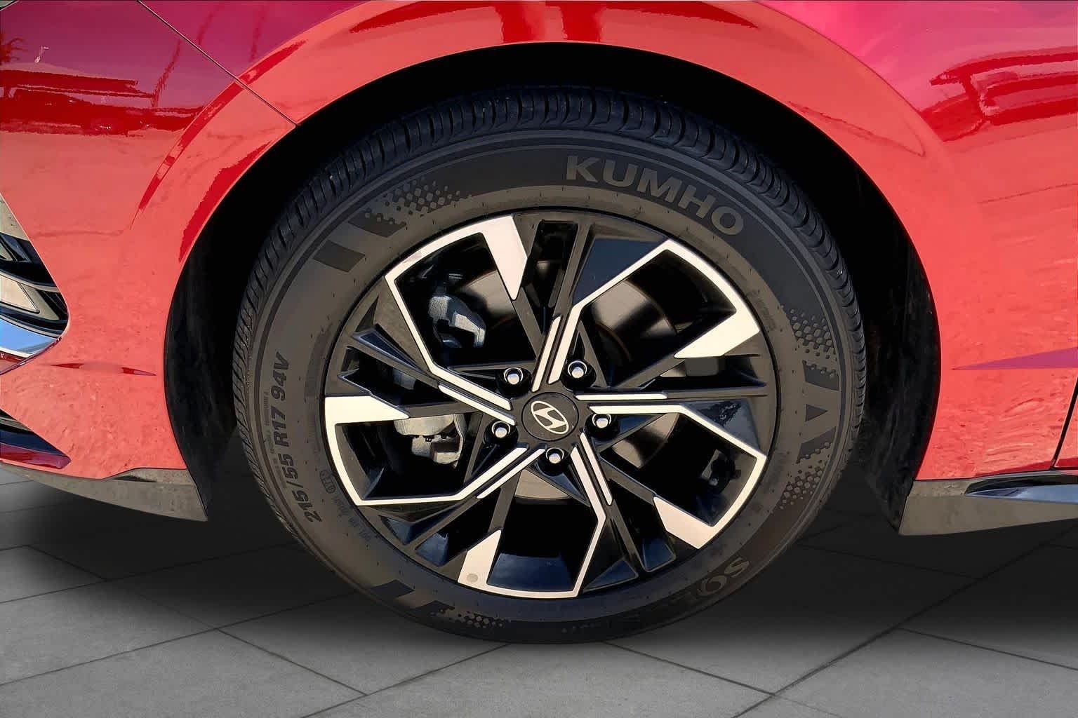 Used 2025 Ultimate red Hyundai SEL image 10