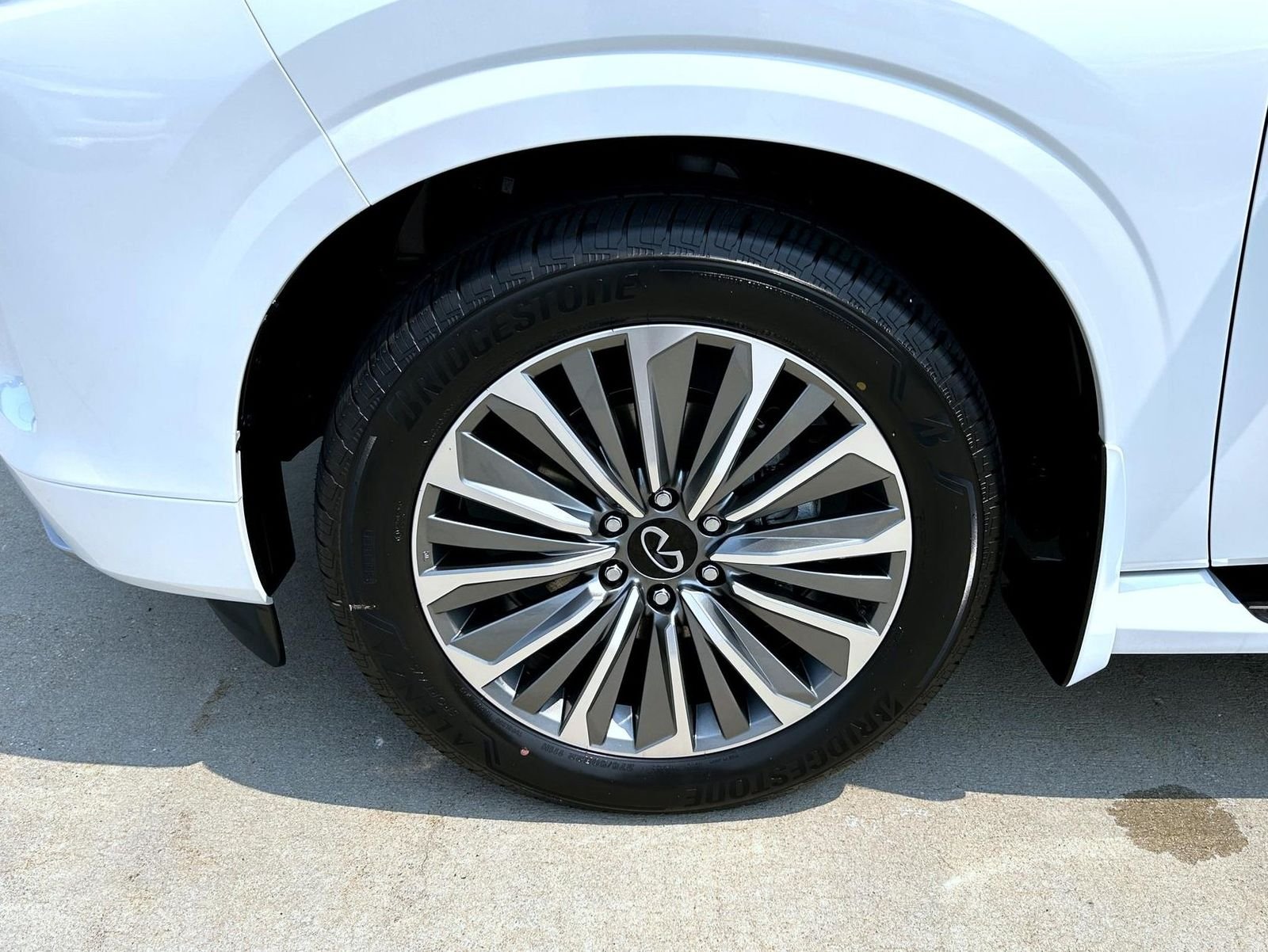 New 2027 RADIANT WHITE INFINITI Luxe 4WD image 24