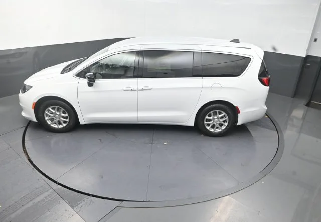 New 2027 Bright White Clear-Coat Paint Chrysler LX image 13