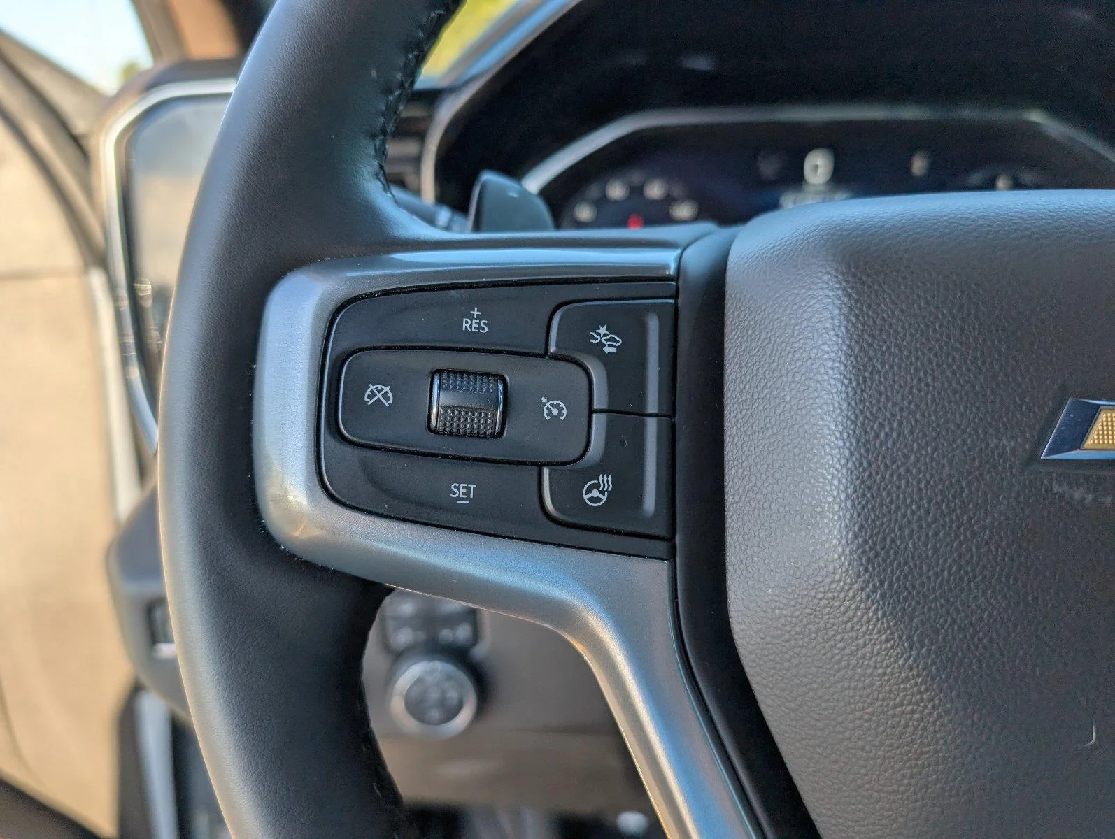 Used 2024 Iridescent Pearl Tricoat Chevrolet LTZ image 28