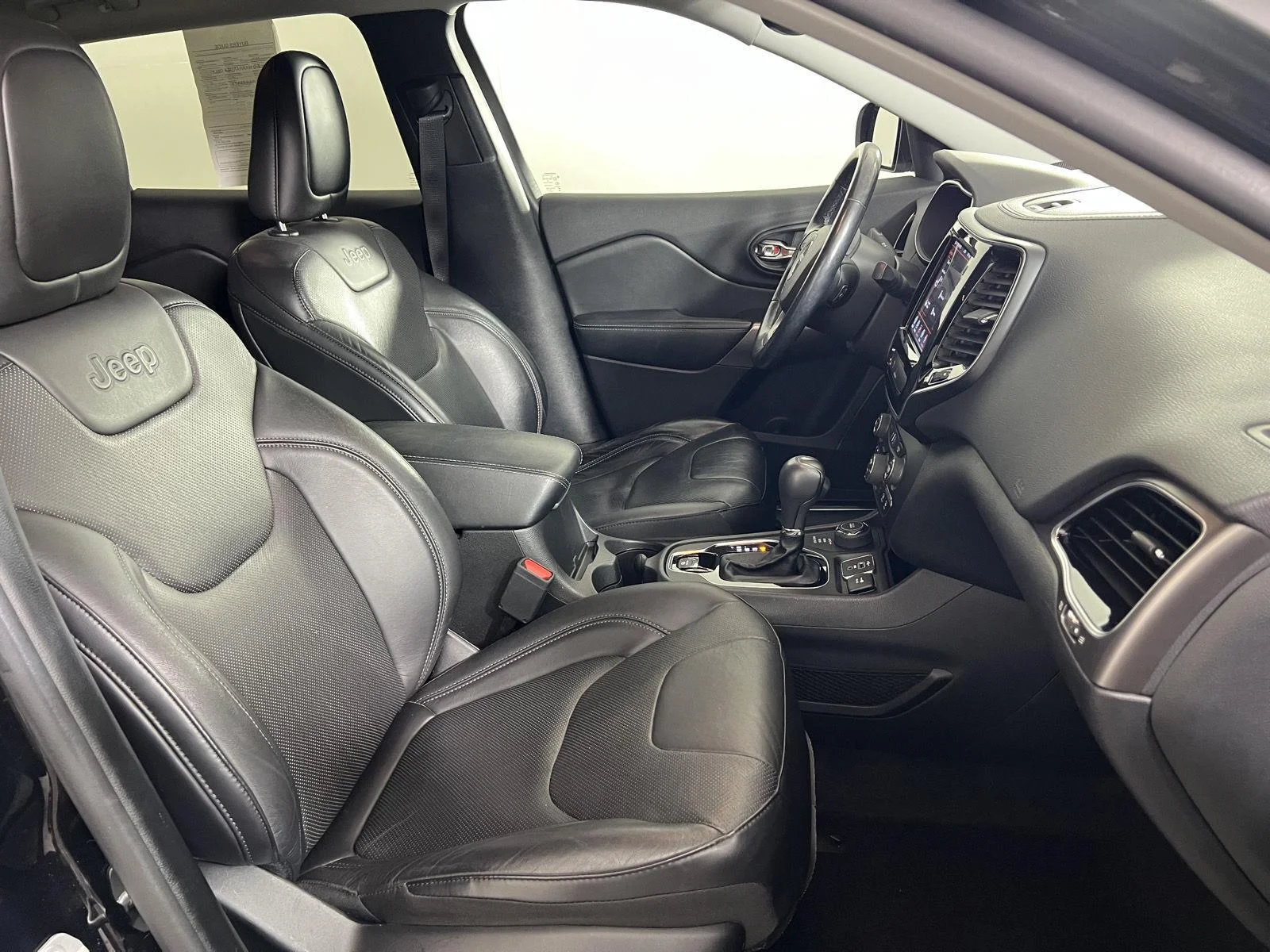Used 2020  Jeep Limited image 22
