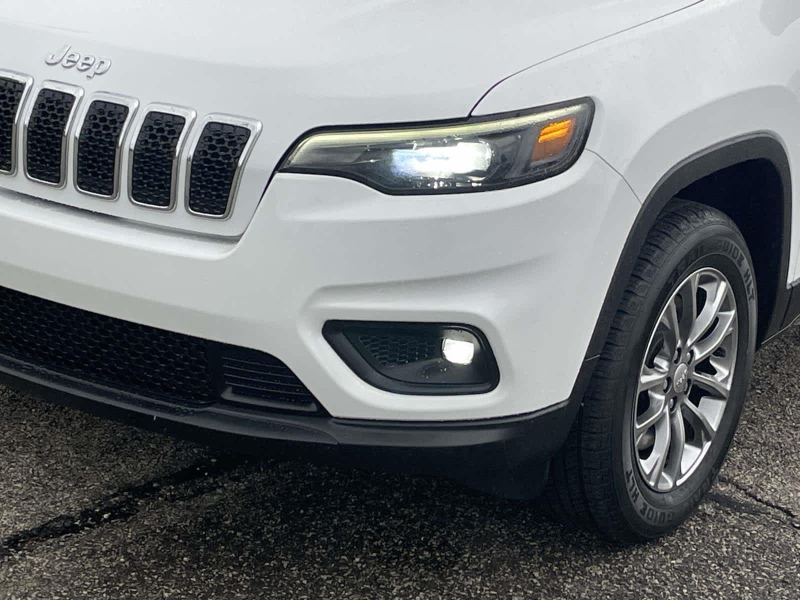 Used 2019 Bright White Clearcoat Jeep Latitude Plus image 13