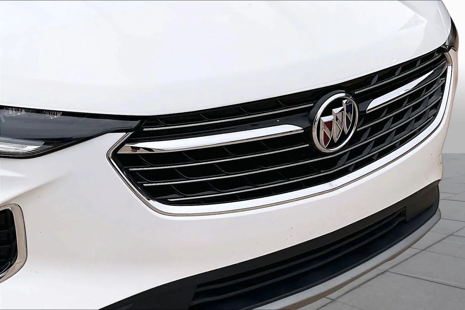 Used 2023 Summit White Buick Essence image 27