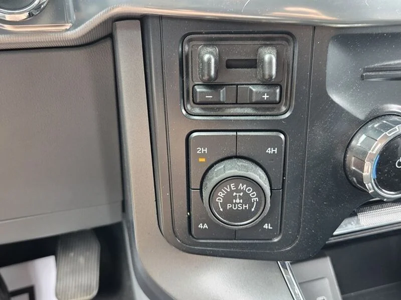 Used 2025 Agate Black Metallic Ford LARIAT image 23