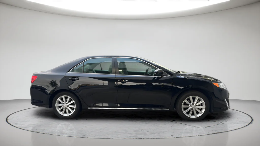 Used 2014 Black Toyota XLE image 12