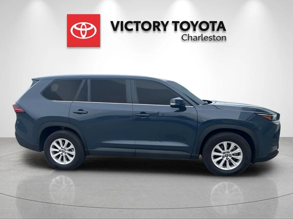 Used 2025 White Toyota XLE image 4