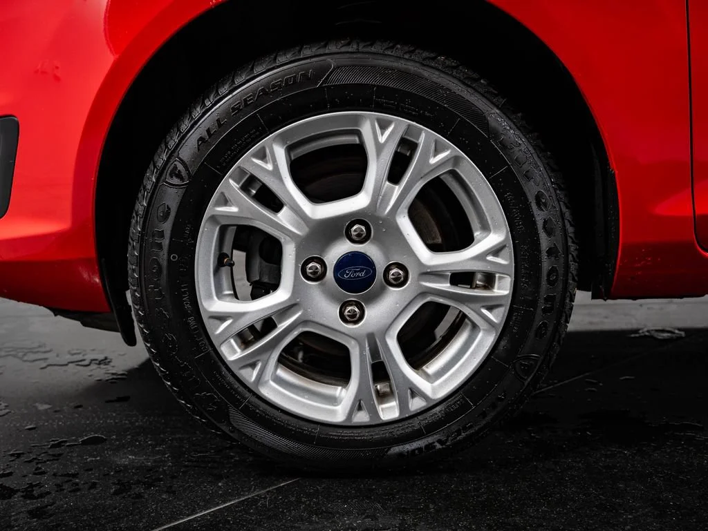 Used 2015 Race Red Ford SE image 13