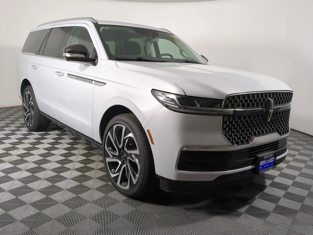 New 2026 Crystal White Metallic Clearcoat Lincoln Reserve image 8