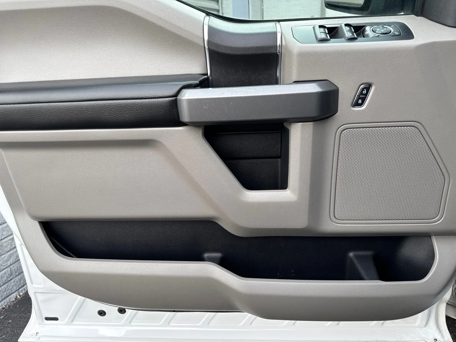 Used 2017 Oxford White Ford XLT image 39