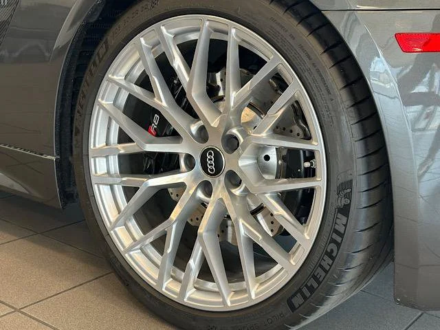 Used 2017 Daytona Gray Pearl Effect Audi V10 image 32