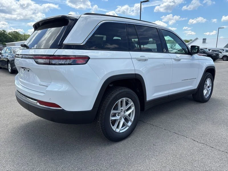 New 2026 Bright White Clear-Coat Exterior Paint Jeep Laredo image 3