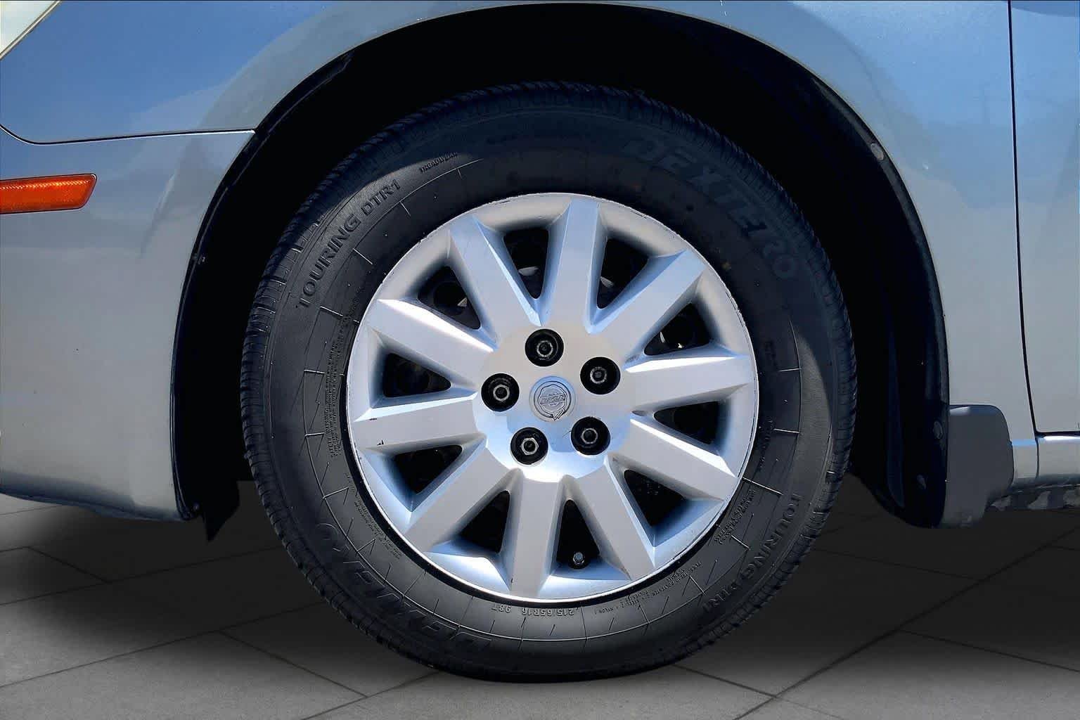 Used 2010 Silver Steel Metallic Chrysler Touring image 8