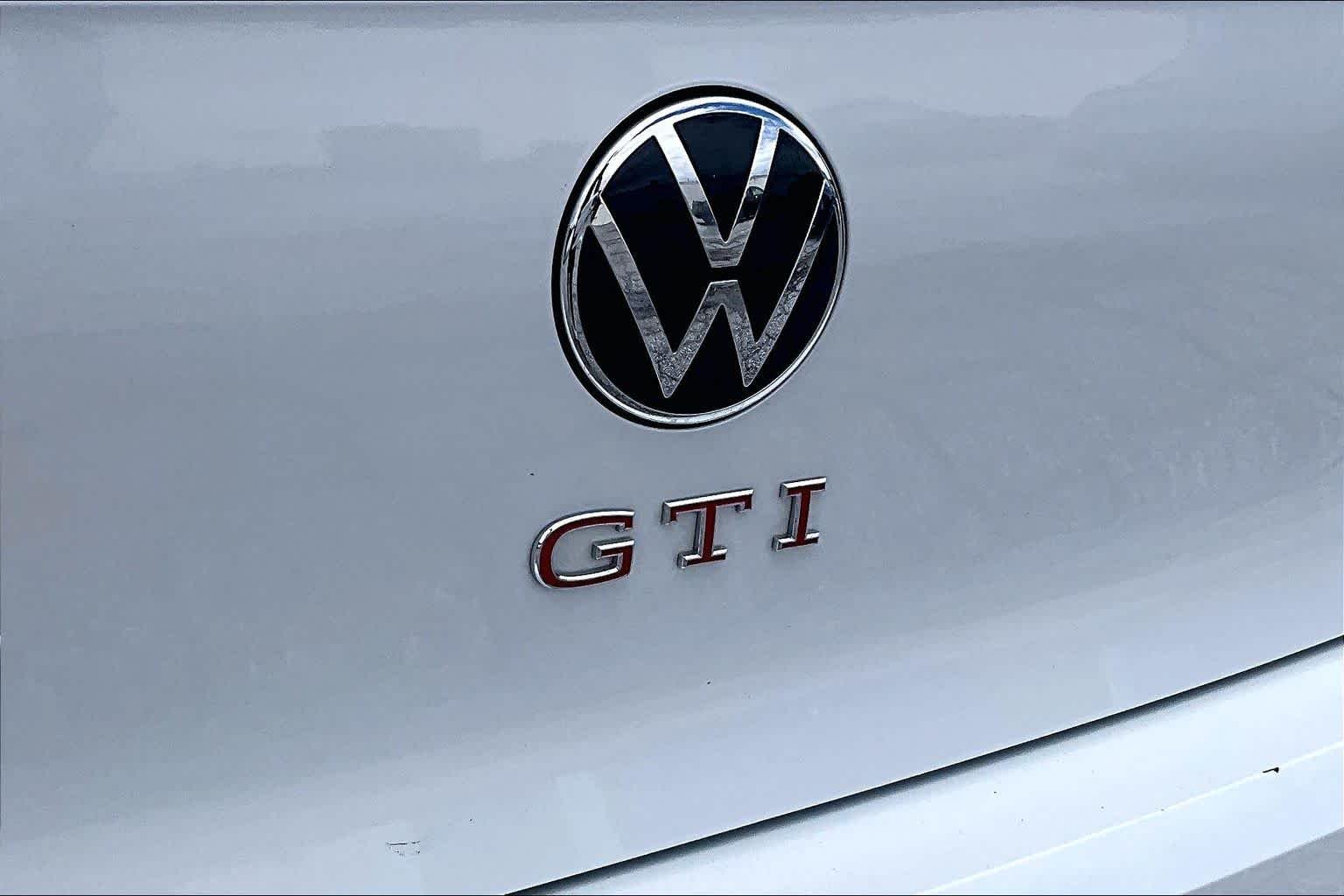 Used 2024 Opal White Pearl Volkswagen Autobahn image 27