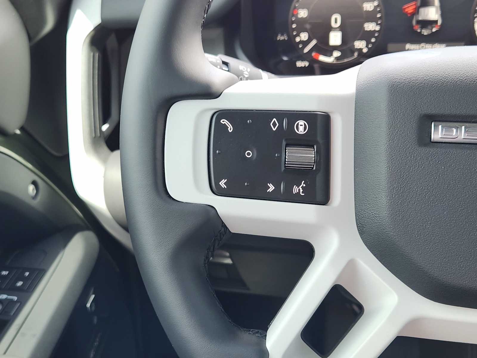 New 2026 Woolstone Green LAND ROVER X-Dynamic SE image 25