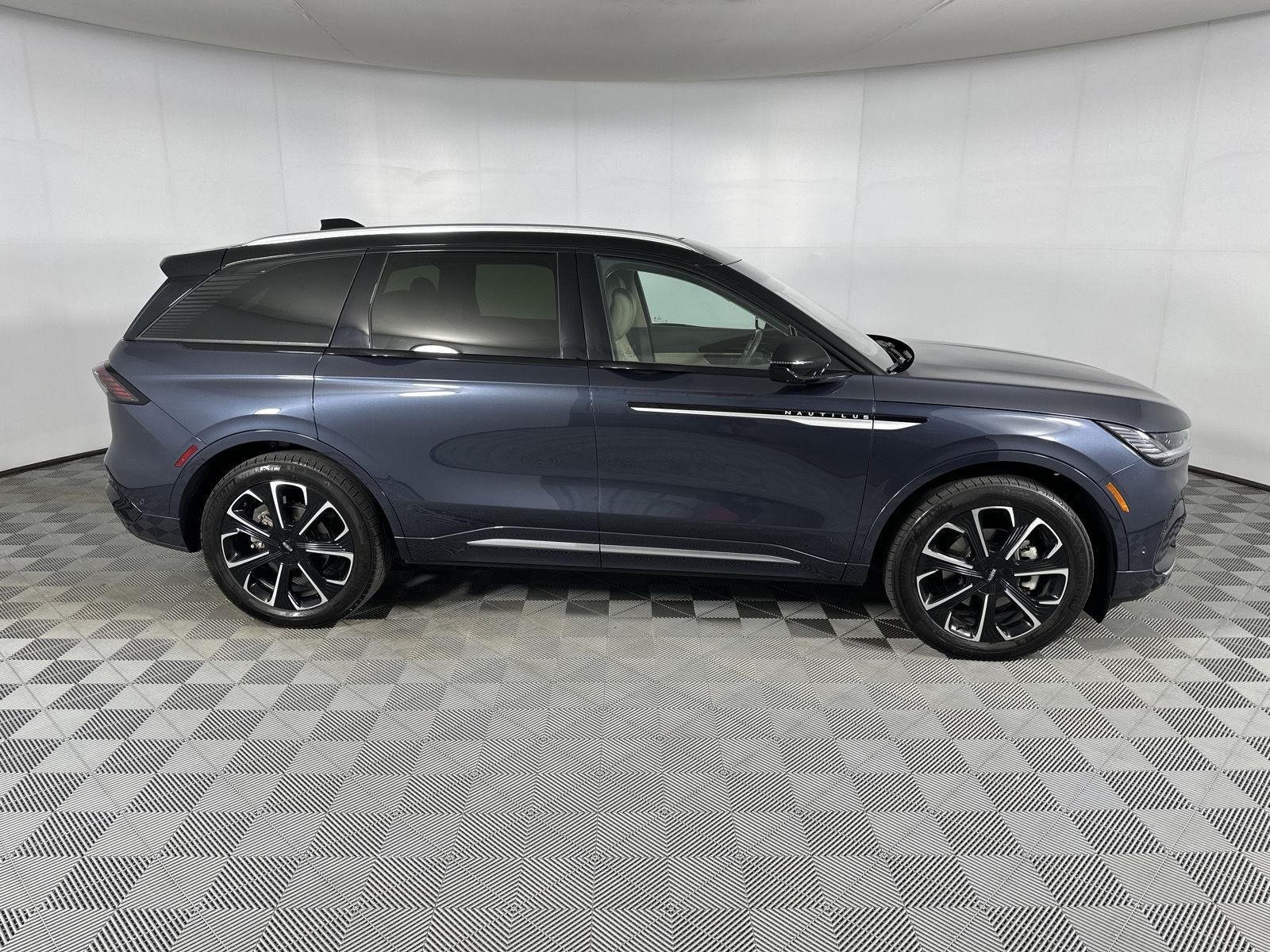 Used 2024 Blue Panther Lincoln Reserve image 4