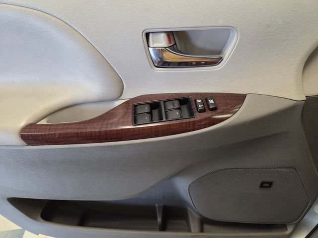 Used 2013 Silver Toyota XLE image 29