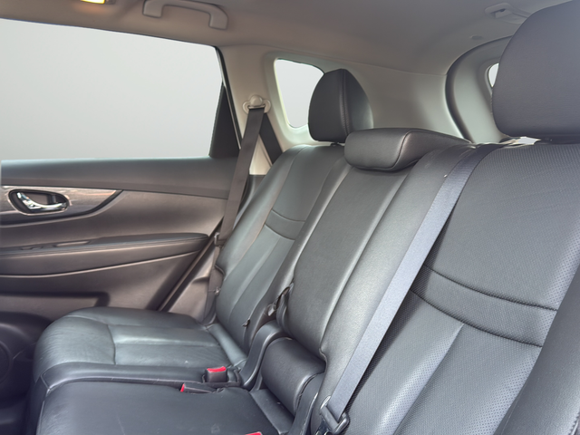 Used 2016 White Nissan SL image 26