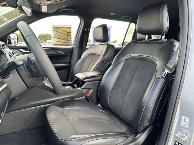 Used 2023 Silver Jeep Altitude image 11