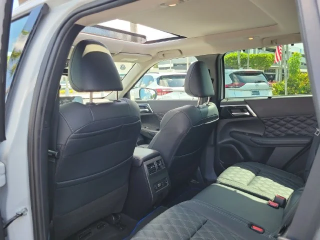 Used 2023  Mitsubishi SEL image 12
