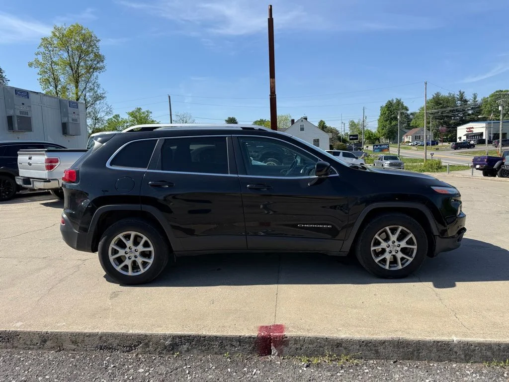 Used 2018 Black Jeep Latitude Plus image 5