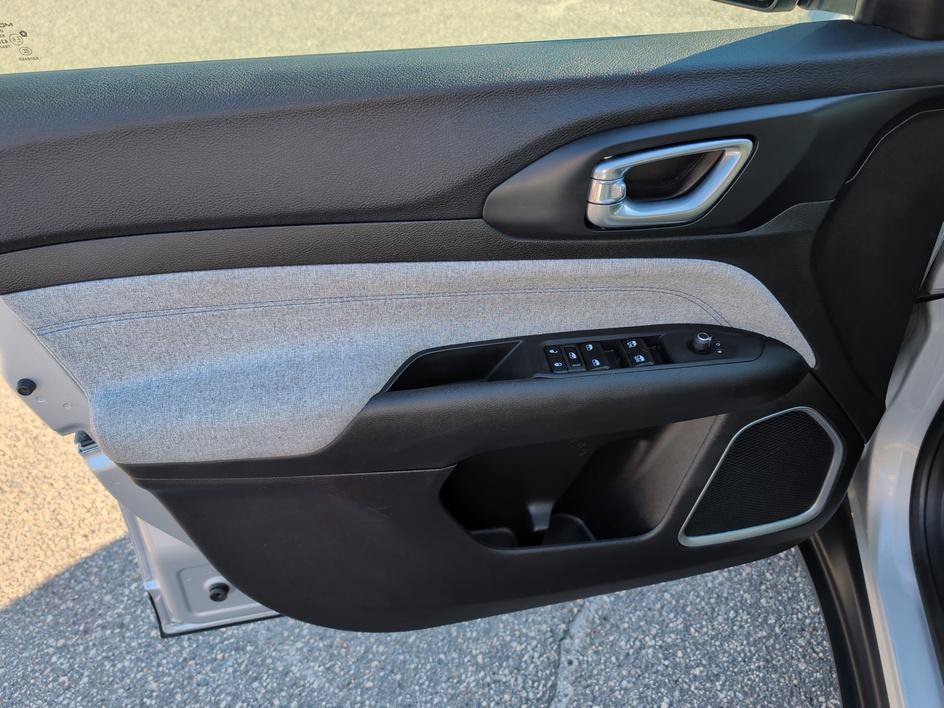 Used 2024 Silver Zynith Metallic Clearcoat Jeep Latitude image 16