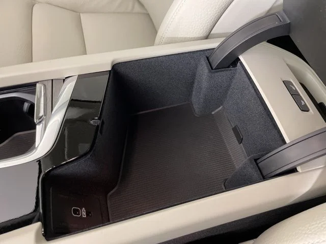 Certified Used 2025 Crystal White Volvo Plus image 36